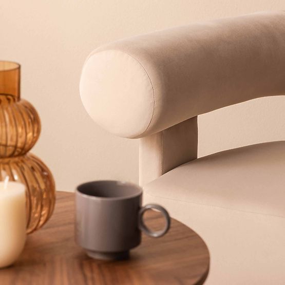 Fotel relaksacyjny Hella jasnobeżowy, aksamitny, zaokrąglony