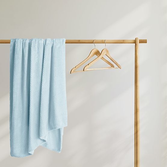 Koc HENRY niebieski kolor z żakardowym tłoczeniem nowoczesny styl 170x210