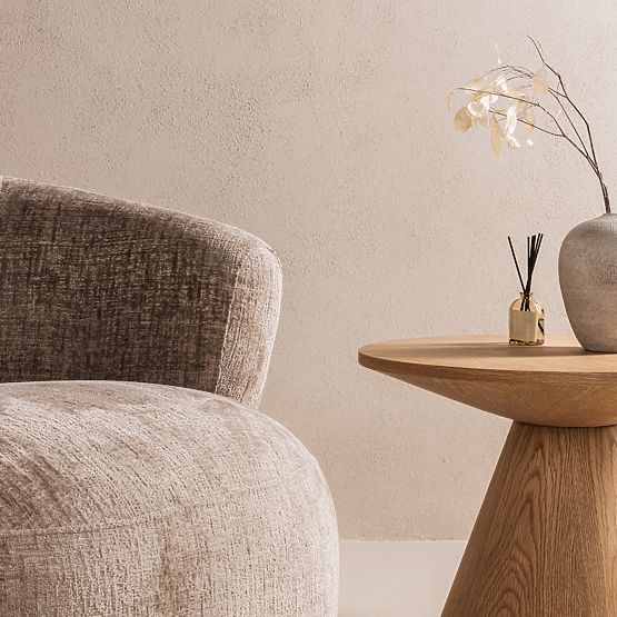 Obrotowe krzesło Ambi beżowe, zaokrąglone kształty