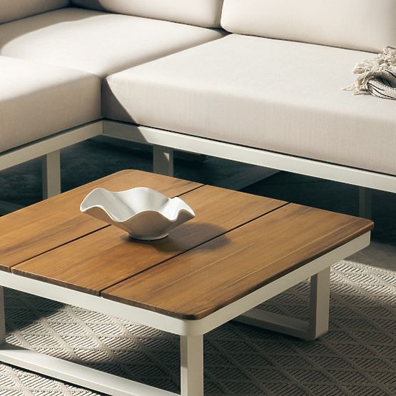 Ogrodowa narożna sofa z stolikiem Porticato, drewno akacjowe FSC, wygląd teaku, jasnobeżowa