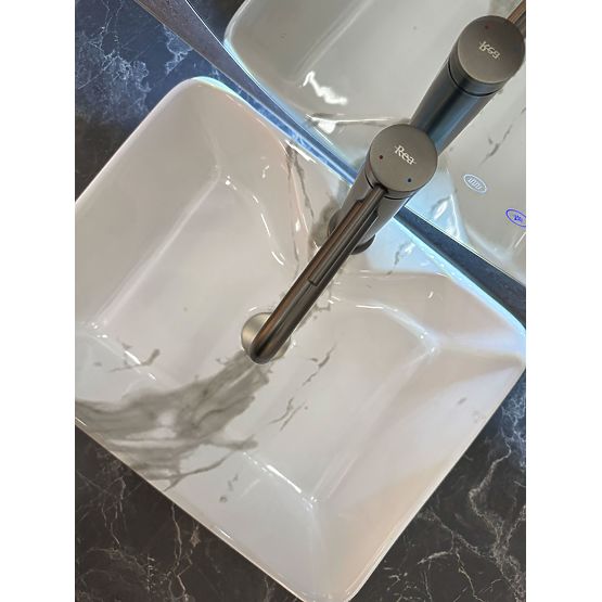 Ponadczasowa umywalka REA Kelly Marmo