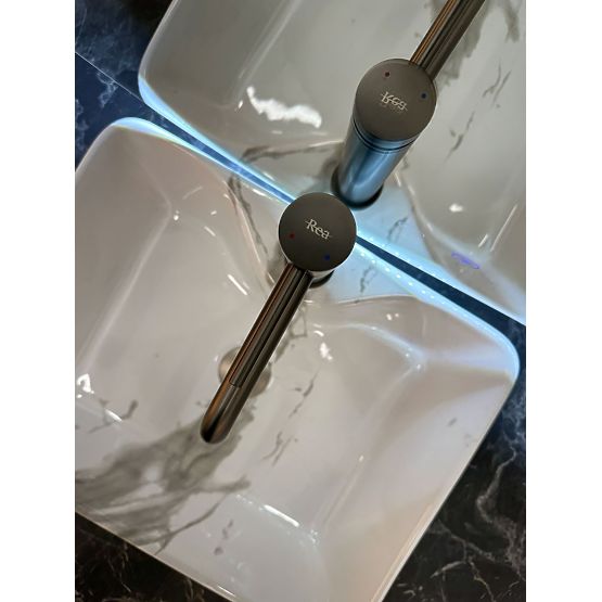 Ponadczasowa umywalka REA Kelly Marmo