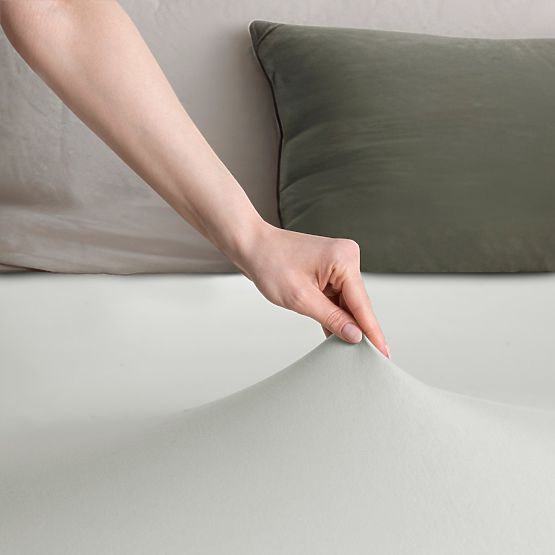Prześcieradło AMBER kolor biały styl klasyczny materiał jersey 80-90x200 DecoKing