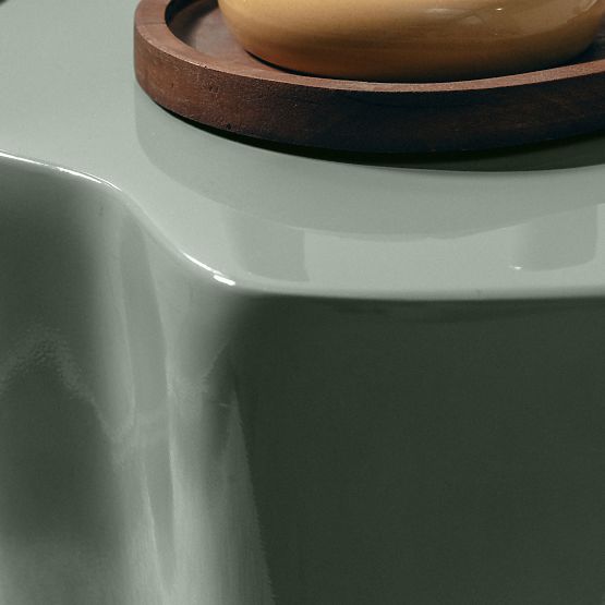 Stolik boczny Bow 49 cm, szałwiowy, błyszczący, zaokrąglone kształty