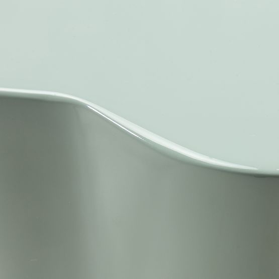 Stolik boczny Bow 49 cm, szałwiowy, błyszczący, zaokrąglone kształty