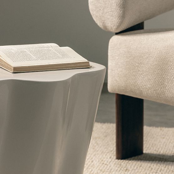 Stolik boczny Bow 49 cm, szarobeżowy, błyszczący, zaokrąglone kształty