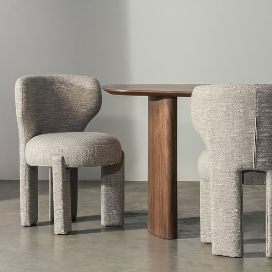 Tapicerowane krzesło Elaine beżowe, zaokrąglony kształt