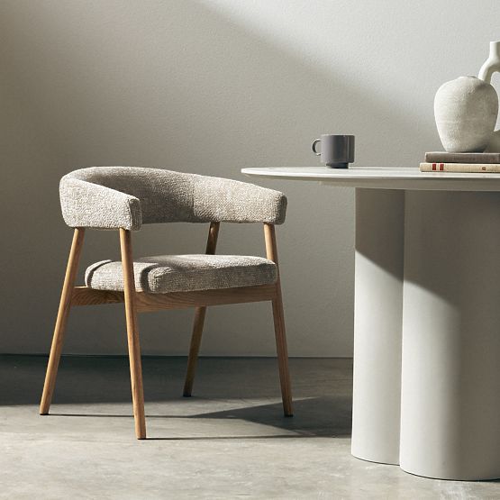 Tapicerowane krzesło Giovani, beżowe/dębowe drewno, zaokrąglone