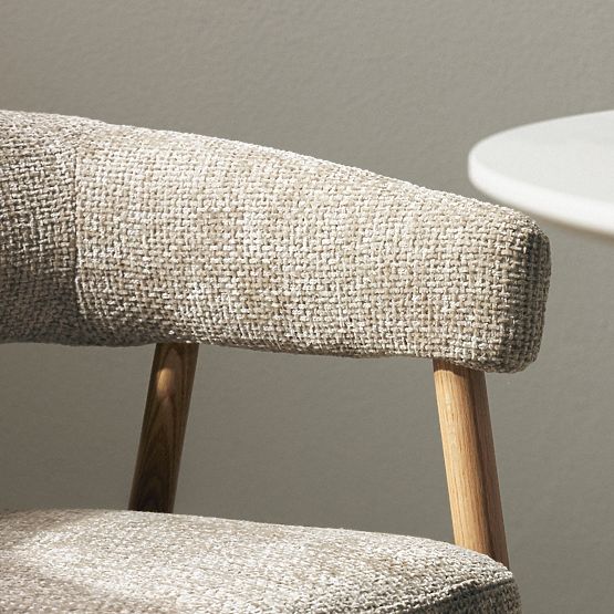 Tapicerowane krzesło Giovani, beżowe/dębowe drewno, zaokrąglone