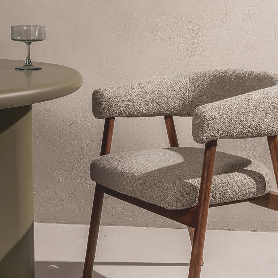 Tapicerowane krzesło Giovani, jasnobrązowe/dębowe drewno, zaokrąglone