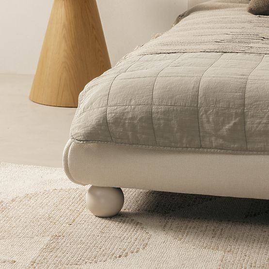 Tapicerowane łóżko Booli 160x200 cm, z stelażem, nogi kula, jasnobeżowe