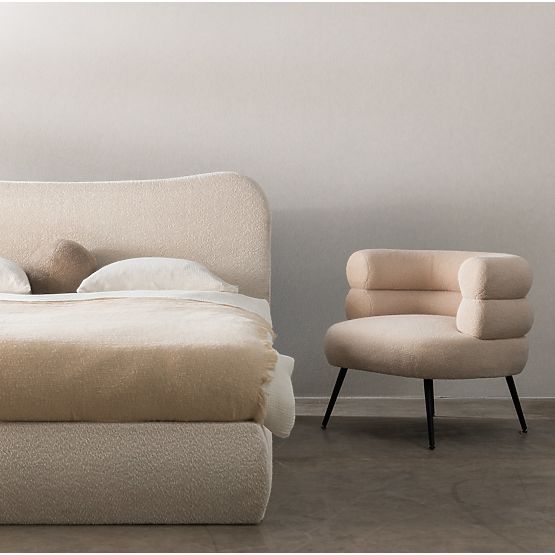 Tapicerowane łóżko Derry 140x200 cm, z rusztem i schowkiem, zaokrąglone, beżowe