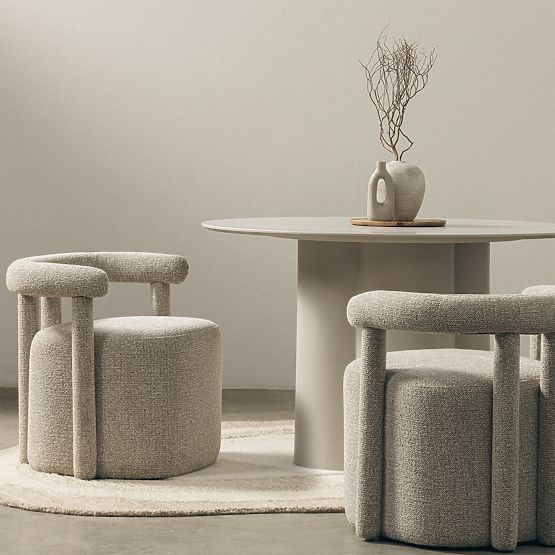 Tapicerowany fotel Glen szary, zaokrąglone kształty