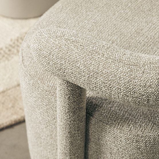 Tapicerowany fotel Glen szary, zaokrąglone kształty