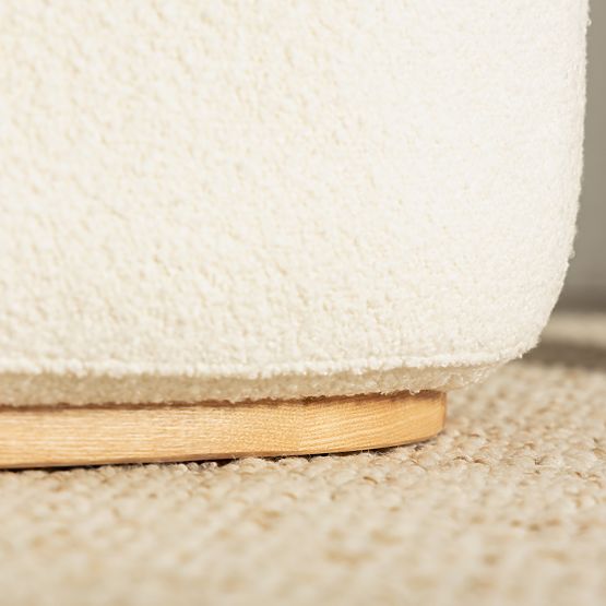 Tapicerowany fotel Imai biały, zaokrąglone kształty