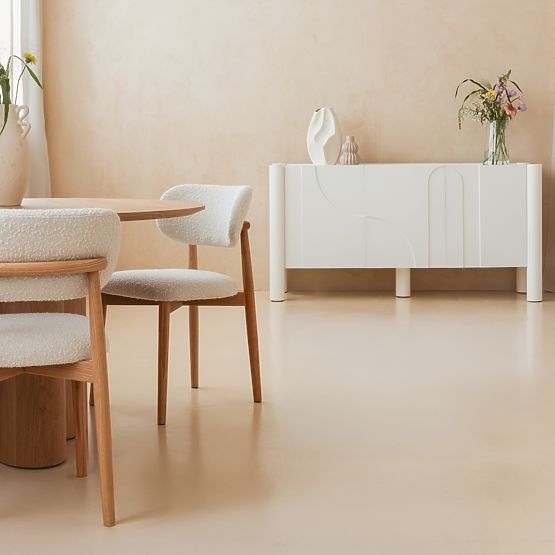 Trzydrzwiowa komoda Lunaria z frezowanym frontem, biała