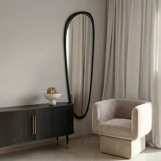 Wiszące lustro w drewnianej ramie Sogno 60x165 cm, nieregularny kształt, czarne