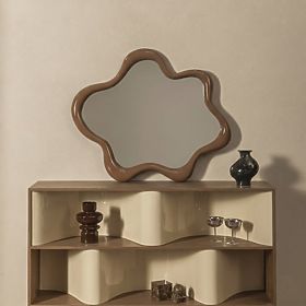 Lustro wiszące Izzi, nieregularne, jasnobrązowe/mocha, błyszczące