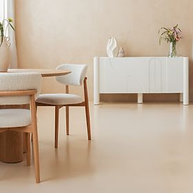 Trzydrzwiowa komoda Lunaria z frezowanym frontem, biała